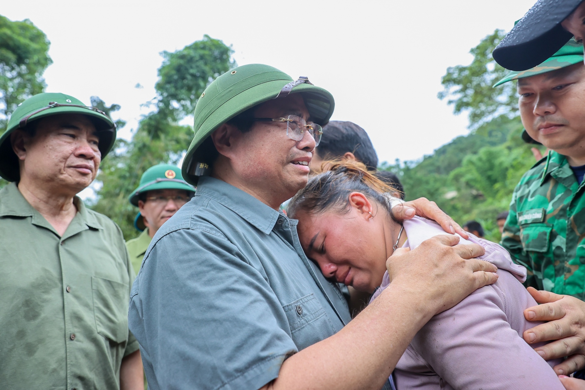Thủ tướng thăm hỏi, động viên người dân chịu ảnh hưởng, thiệt hại nặng nề do mưa lũ, sạt lở đất - Ảnh: VGP Thủ tướng thăm hỏi, động viên người dân chịu ảnh hưởng, thiệt hại nặng nề do mưa lũ, sạt lở đất - Ảnh: VGP