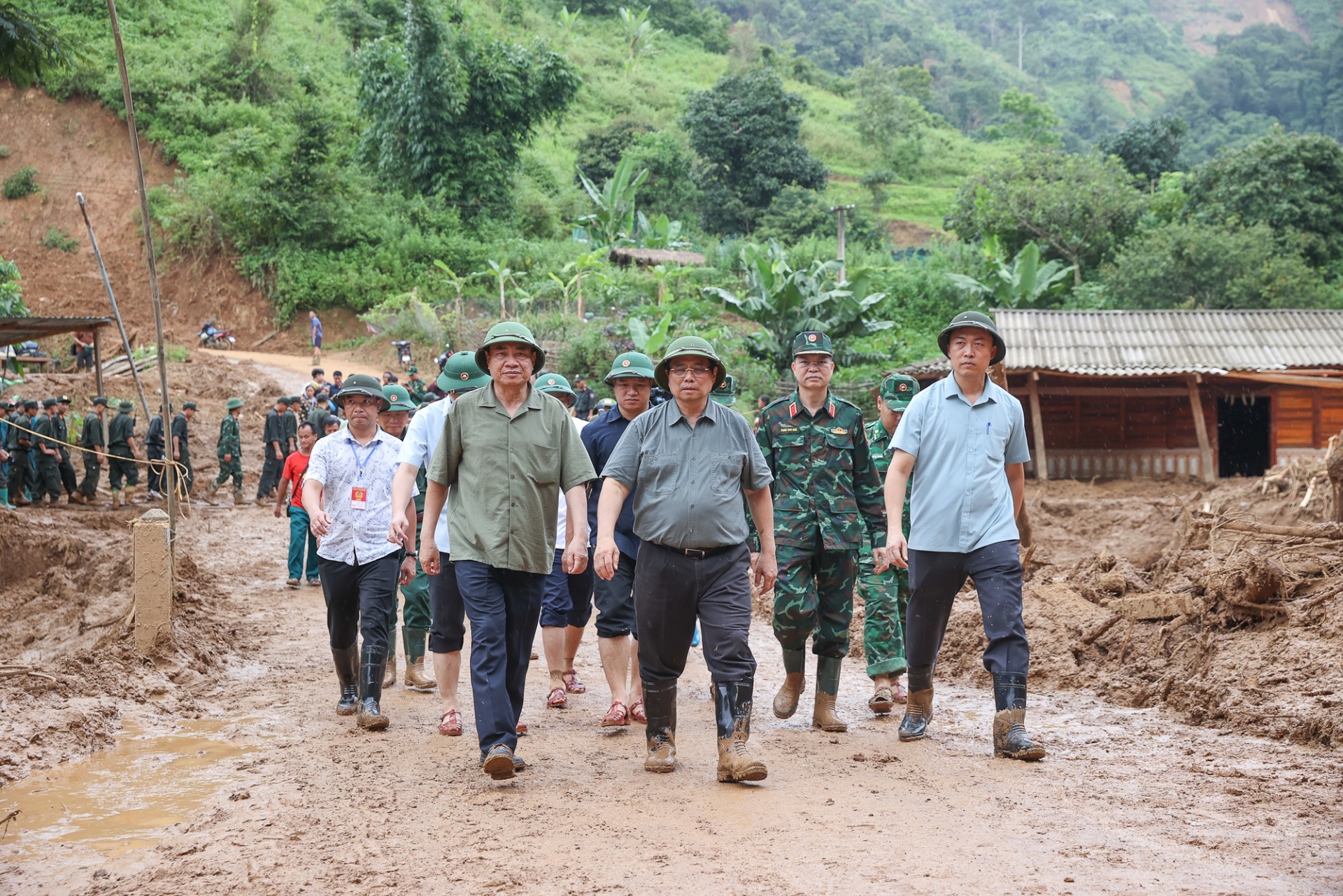 Thủ tướng Phạm Minh Chính tới hiện trường các xã thiệt hại nặng nề do mưa lũ, sạt lở đất tại tỉnh Điện Biên - Ảnh: VGP Thủ tướng Phạm Minh Chính tới hiện trường các xã thiệt hại nặng nề do mưa lũ, sạt lở đất tại tỉnh Điện Biên - Ảnh: VGP