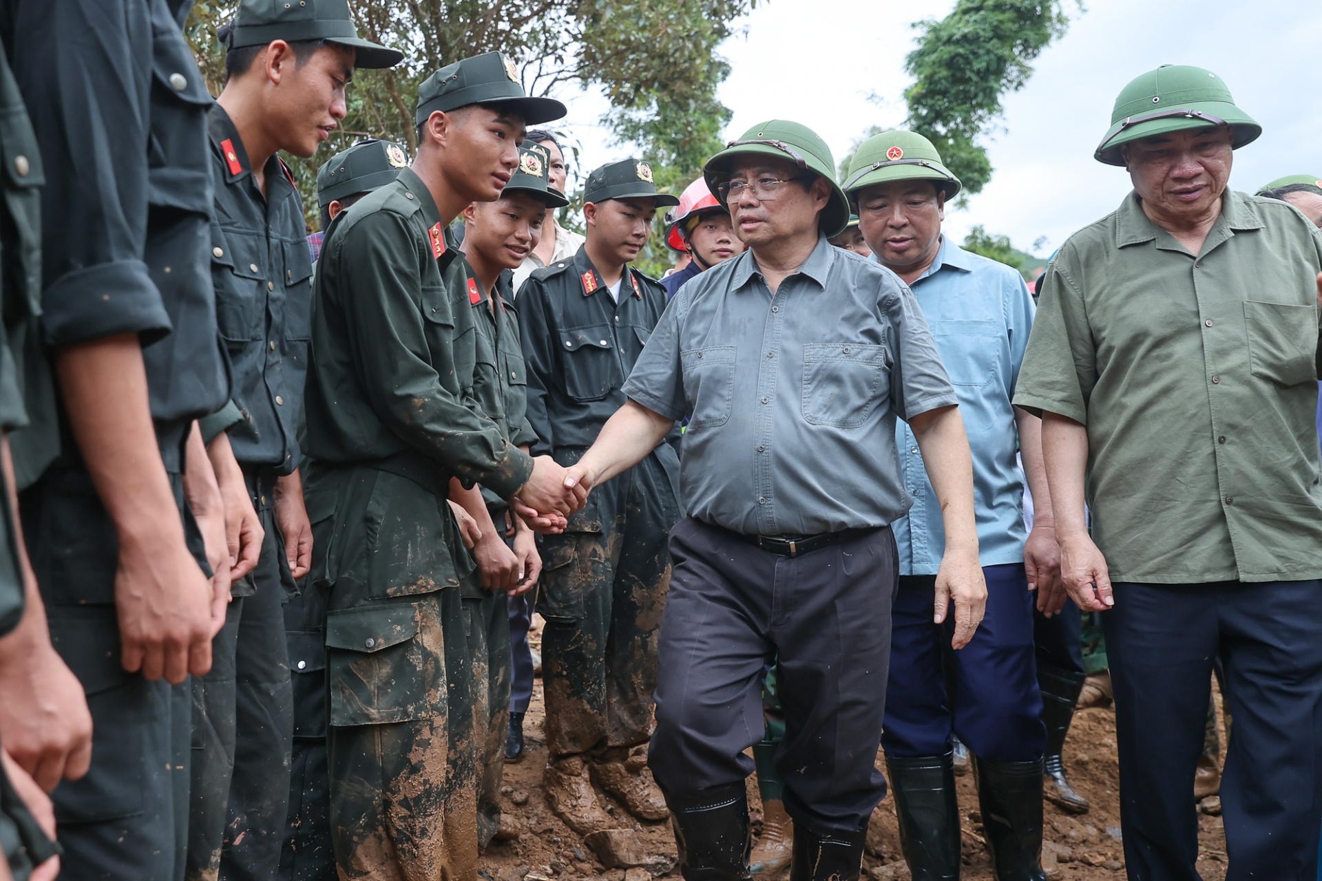 Thủ tướng động viên các lực lượng cứu hộ, cứu nạn - Ảnh: VGP Thủ tướng động viên các lực lượng cứu hộ, cứu nạn - Ảnh: VGP