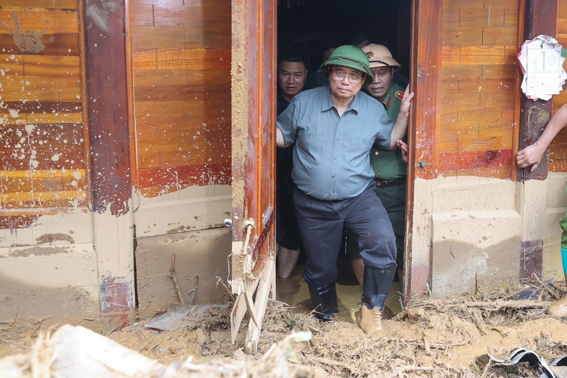 Chiều 3/8, Thủ tướng Phạm Minh Chính tới hiện trường các xã thiệt hại nặng nề do mưa lũ, sạt lở đất tại tỉnh Điện Biên - Ảnh: VGP Chiều 3/8, Thủ tướng Phạm Minh Chính tới hiện trường các xã thiệt hại nặng nề do mưa lũ, sạt lở đất tại tỉnh Điện Biên - Ảnh: VGP