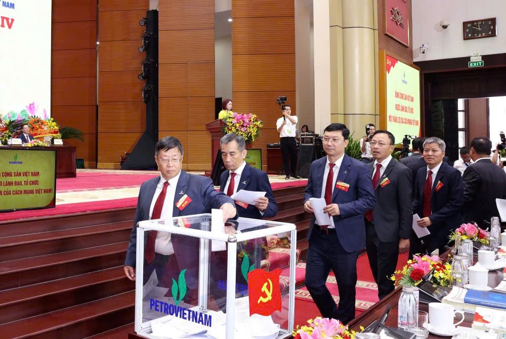 Phát triển Tập đoàn có tiềm lực mạnh, quản trị hiện đại, năng lực cạnh tranh cao, tăng trưởng xanh bền vững Phát triển Tập đoàn có tiềm lực mạnh, quản trị hiện đại, năng lực cạnh tranh cao, tăng trưởng xanh bền vững