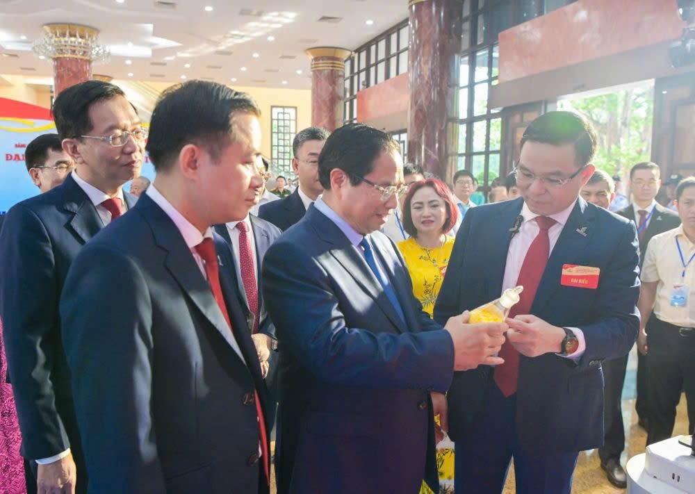 Phát triển Tập đoàn có tiềm lực mạnh, quản trị hiện đại, năng lực cạnh tranh cao, tăng trưởng xanh bền vững Phát triển Tập đoàn có tiềm lực mạnh, quản trị hiện đại, năng lực cạnh tranh cao, tăng trưởng xanh bền vững