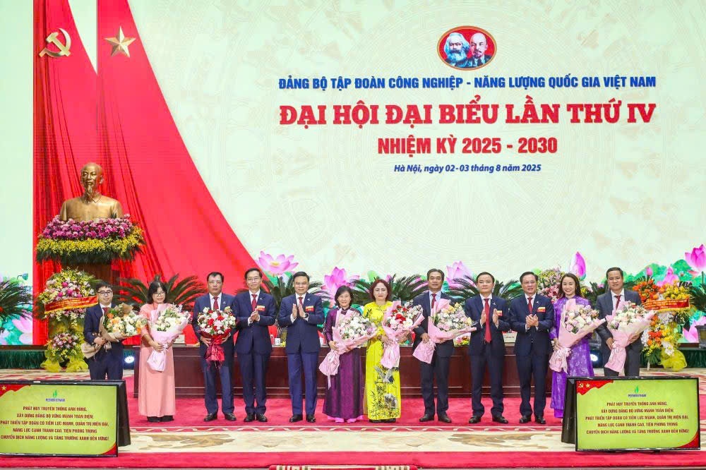 Phát triển Tập đoàn có tiềm lực mạnh, quản trị hiện đại, năng lực cạnh tranh cao, tăng trưởng xanh bền vững Phát triển Tập đoàn có tiềm lực mạnh, quản trị hiện đại, năng lực cạnh tranh cao, tăng trưởng xanh bền vững