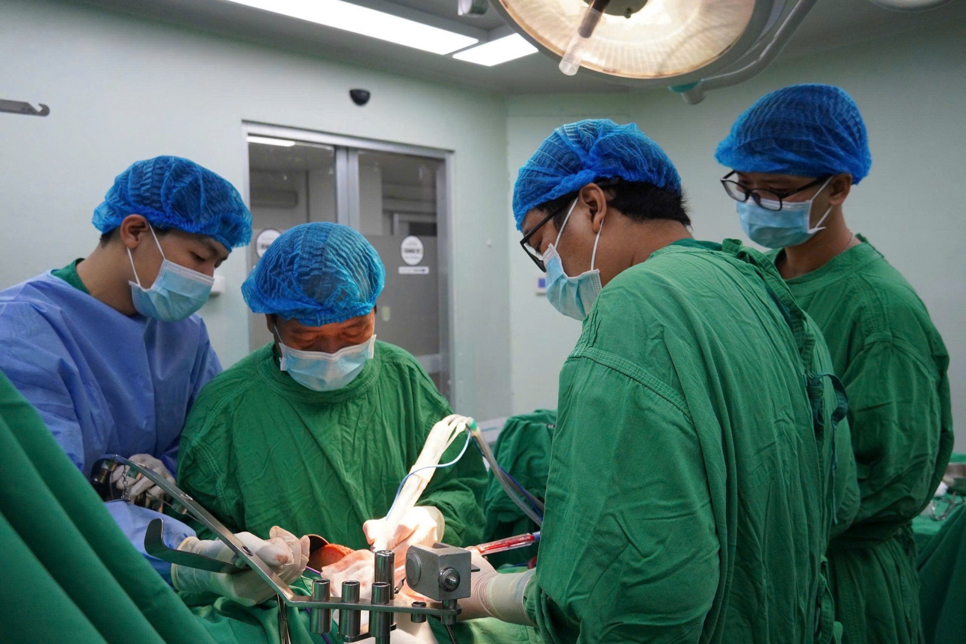 Bệnh viện Đa khoa Trung ương Cần Thơ: Sử dụng hệ thống dao mổ siêu âm Cusa trong phẫu thuật cắt gan