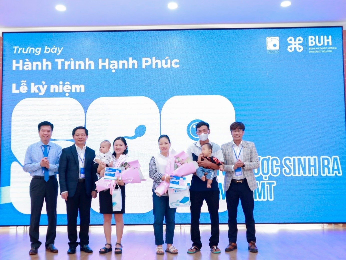 Bệnh viện Đại học Y Dược Buôn Ma Thuột gửi quà cảm ơn đến các cặp đôi hiếm muộn trên hành trình tìm kiếm con yêu Bệnh viện Đại học Y Dược Buôn Ma Thuột gửi quà cảm ơn đến các cặp đôi hiếm muộn trên hành trình tìm kiếm con yêu