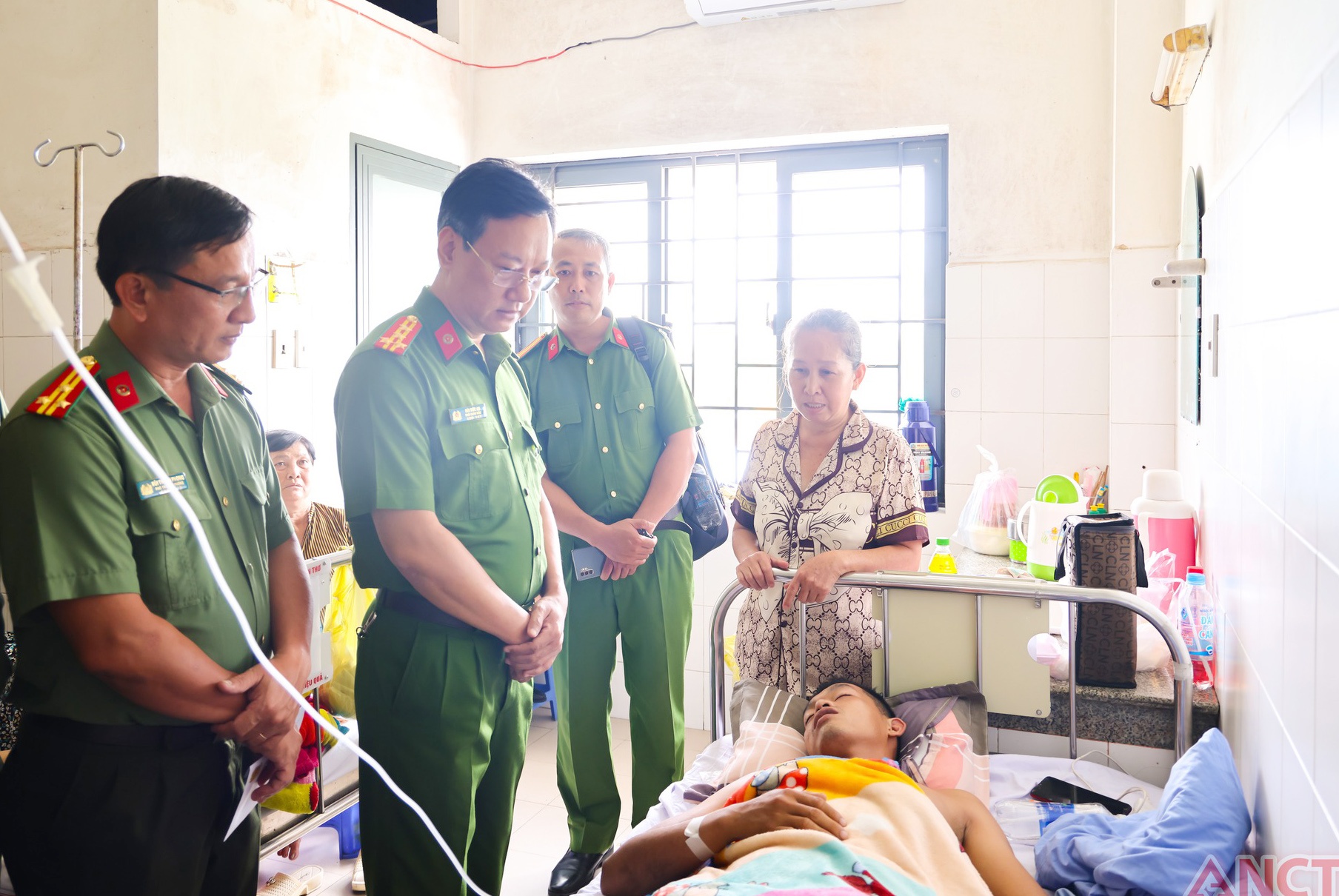 Lãnh đạo Công an Cần Thơ thăm hỏi, động viên tổ viên tổ ANTT bị thương khi làm nhiệm vụ
