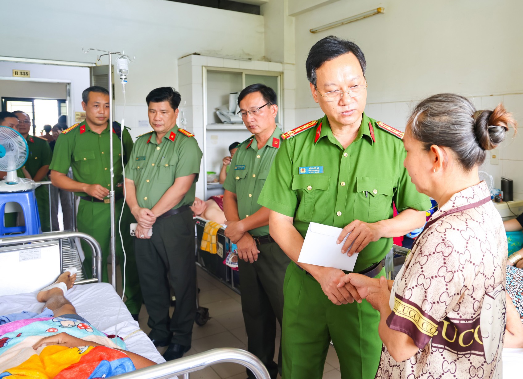 Lãnh đạo Công an Cần Thơ thăm hỏi, động viên tổ viên tổ ANTT bị thương khi làm nhiệm vụ Lãnh đạo Công an Cần Thơ thăm hỏi, động viên tổ viên tổ ANTT bị thương khi làm nhiệm vụ