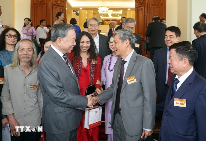 Tổng Bí thư khẳng định, trong lịch sử cách mạng Việt Nam, đội ngũ trí thức, nhà khoa học, văn nghệ sĩ luôn là lực lượng tiên phong trong việc khai sáng dân trí, xây dựng lý luận cách mạng và ứng dụng khoa học kỹ thuật, công nghệ vào thực tiễn - Ảnh: TTXVN Tổng Bí thư khẳng định, trong lịch sử cách mạng Việt Nam, đội ngũ trí thức, nhà khoa học, văn nghệ sĩ luôn là lực lượng tiên phong trong việc khai sáng dân trí, xây dựng lý luận cách mạng và ứng dụng khoa học kỹ thuật, công nghệ vào thực tiễn - Ảnh: TTXVN