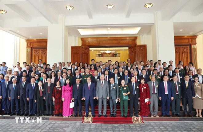 Tổng Bí thư Tô Lâm, Thủ tướng Phạm Minh Chính và các đồng chí lãnh đạo Đảng, Nhà nước chụp ảnh lưu niệm với các đại biểu trí thức, nhà khoa học, văn nghệ sĩ - Ảnh: TTXVN Tổng Bí thư Tô Lâm, Thủ tướng Phạm Minh Chính và các đồng chí lãnh đạo Đảng, Nhà nước chụp ảnh lưu niệm với các đại biểu trí thức, nhà khoa học, văn nghệ sĩ - Ảnh: TTXVN