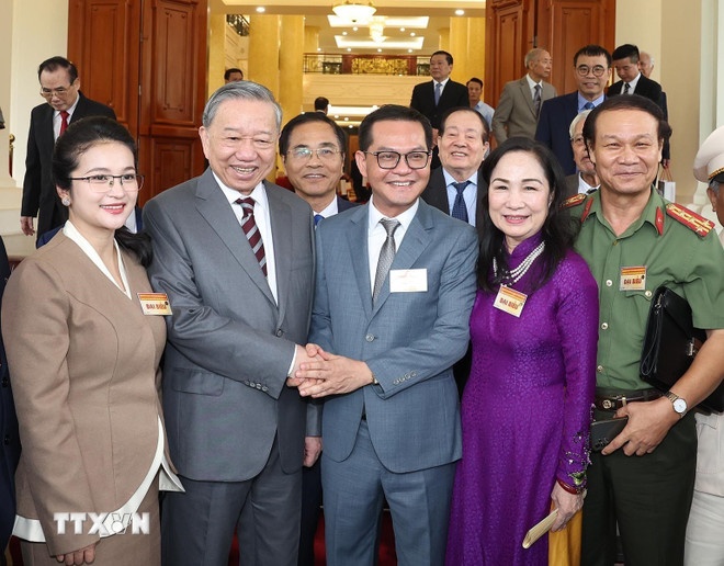 Tổng Bí thư Tô Lâm trò chuyện các đại biểu dự hội nghị - Ảnh: TTXVN Tổng Bí thư Tô Lâm trò chuyện các đại biểu dự hội nghị - Ảnh: TTXVN