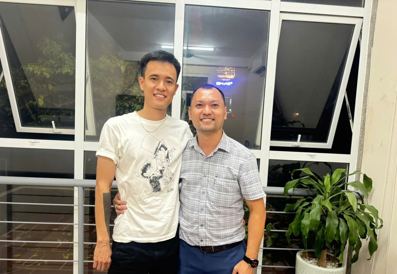 Anh Phúc và anh Việt trong vòng tay thân thiết sau vụ việc Anh Phúc và anh Việt trong vòng tay thân thiết sau vụ việc