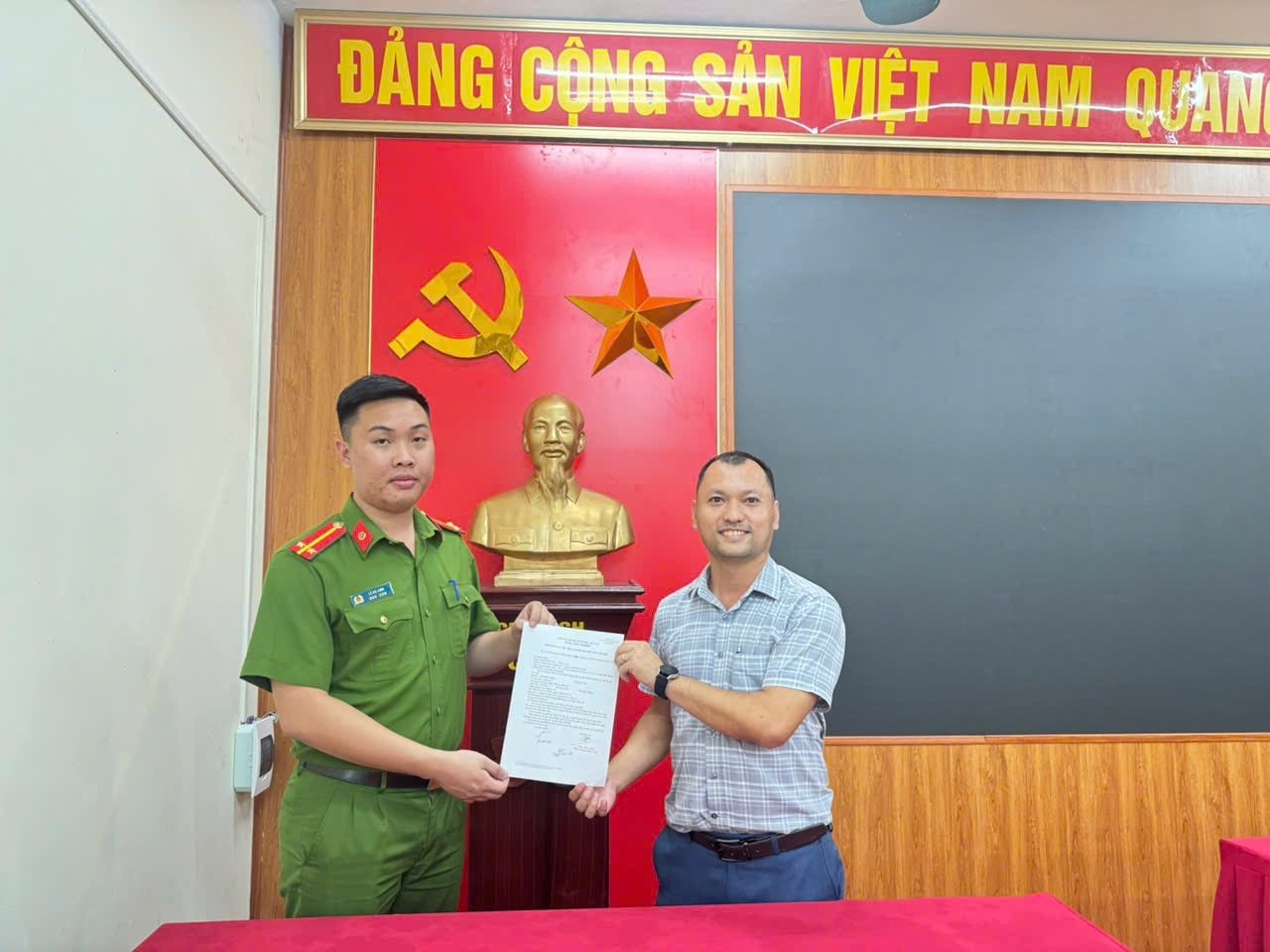 Anh Phúc tỏ lòng biết ơn sâu sắc đến Công an xã Mê Linh đã sớm hỗ trợ, xác minh giải quyết vụ việc trong thời gian nhanh chóng Anh Phúc tỏ lòng biết ơn sâu sắc đến Công an xã Mê Linh đã sớm hỗ trợ, xác minh giải quyết vụ việc trong thời gian nhanh chóng