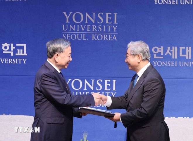 Tổng Bí thư Tô Lâm nhận bằng Tiến sỹ danh dự của Trường Đại học Yonsei. (Ảnh: TTXVN) Tổng Bí thư Tô Lâm nhận bằng Tiến sỹ danh dự của Trường Đại học Yonsei. (Ảnh: TTXVN)