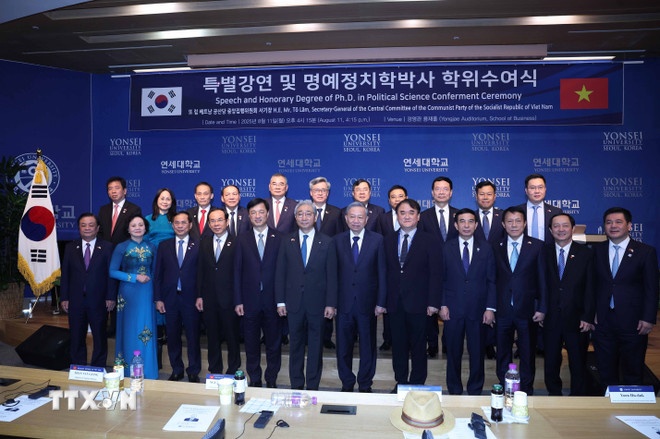 Tổng Bí thư Tô Lâm và các thành viên Đoàn đại biểu Việt Nam với Ban Giám đốc Trường Đại học Yonsei. (Ảnh: TTXVN) Tổng Bí thư Tô Lâm và các thành viên Đoàn đại biểu Việt Nam với Ban Giám đốc Trường Đại học Yonsei. (Ảnh: TTXVN)