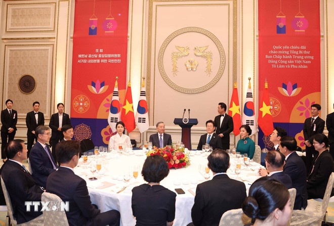 Tổng thống Hàn Quốc Lee Jae Myung và Phu nhân chủ trì Quốc yến chiêu đãi chào mừng Tổng Bí thư Tô Lâm và Phu nhân thăm cấp Nhà nước tới Hàn Quốc. (Ảnh: TTXVN) Tổng thống Hàn Quốc Lee Jae Myung và Phu nhân chủ trì Quốc yến chiêu đãi chào mừng Tổng Bí thư Tô Lâm và Phu nhân thăm cấp Nhà nước tới Hàn Quốc. (Ảnh: TTXVN)
