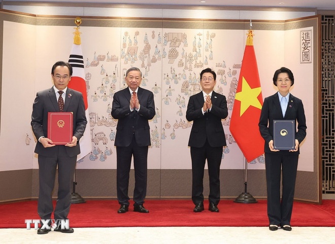 Tổng Bí thư Tô Lâm và Tổng thống Hàn Quốc Lee Jae Myung chứng kiến lễ trao Thỏa thuận sửa đổi bổ sung Bản ghi nhớ giữa Bộ Giáo dục và Đào tạo Việt Nam với Bộ Giáo dục Hàn Quốc về hợp tác giáo dục. (Ảnh: TTXVN) Tổng Bí thư Tô Lâm và Tổng thống Hàn Quốc Lee Jae Myung chứng kiến lễ trao Thỏa thuận sửa đổi bổ sung Bản ghi nhớ giữa Bộ Giáo dục và Đào tạo Việt Nam với Bộ Giáo dục Hàn Quốc về hợp tác giáo dục. (Ảnh: TTXVN)