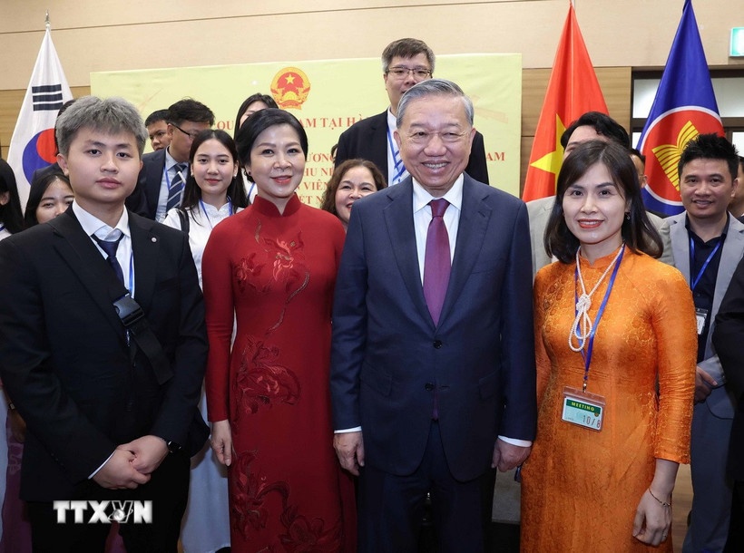 Tổng Bí thư Tô Lâm và Phu nhân với cán bộ, nhân viên Đại sứ quán và cộng đồng người Việt Nam tại Hàn Quốc. (Ảnh: TTXVN) Tổng Bí thư Tô Lâm và Phu nhân với cán bộ, nhân viên Đại sứ quán và cộng đồng người Việt Nam tại Hàn Quốc. (Ảnh: TTXVN)