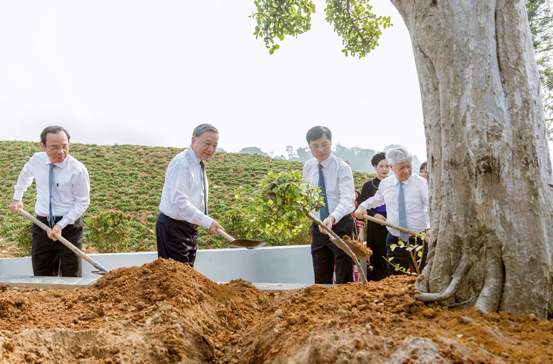 Tổng Bí thư Tô Lâm dự lễ khánh thành Tượng đài Bác Hồ tại 'Thủ đô kháng chiến'