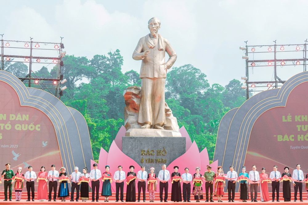 Tổng Bí thư Tô Lâm dự lễ khánh thành Tượng đài Bác Hồ tại 'Thủ đô kháng chiến'