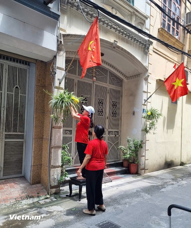 Trang hoàng ngõ xóm chào mừng Quốc khánh 2/9. (Ảnh: Vietnam+)