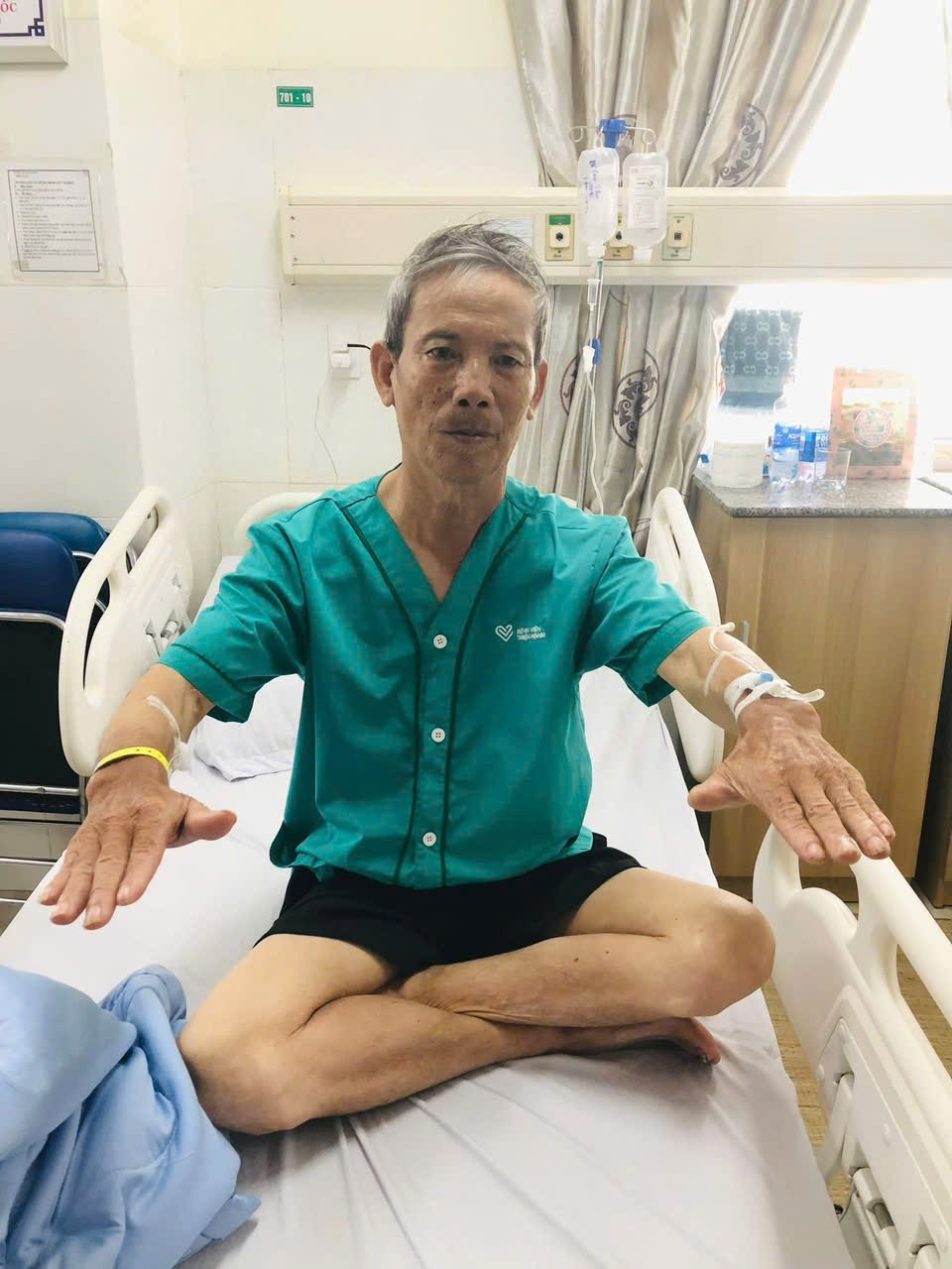 Hình ảnh bệnh nhân 75 tuổi sau 5 ngày can thiệp tái thông mạch máu não tại Bệnh viện Đa khoa Thiện Hạnh, đã có thể ngồi dậy, tự vận động tay chân và sinh hoạt gần như bình thường
