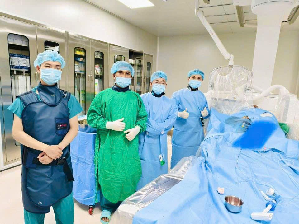 Hình ảnh ghi lại ê-kíp y bác sĩ tại Bệnh viện Đa khoa Thiện Hạnh trong phòng can thiệp mạch máu não, sau khi thực hiện thành công ca tái thông động mạch cho bệnh nhân đột quỵ nhồi máu não nặng