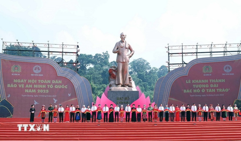 Tổng Bí thư Tô Lâm và các đại biểu thực hiện nghi thức khánh thành Tượng đài “Bác Hồ ở Tân Trào” tại xã Tân Trào, tỉnh Tuyên Quang. (Ảnh: TTXVN) Tổng Bí thư Tô Lâm và các đại biểu thực hiện nghi thức khánh thành Tượng đài “Bác Hồ ở Tân Trào” tại xã Tân Trào, tỉnh Tuyên Quang. (Ảnh: TTXVN)