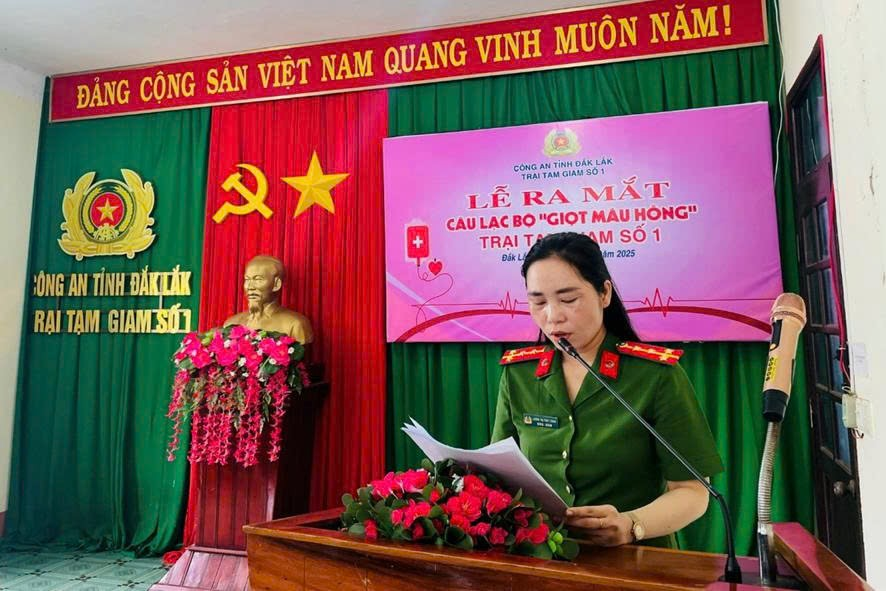 Đồng chí Lương Thị Thùy Trinh – Chủ nhiệm Câu lạc bộ thông qua Quy chế hoạt động Câu lạc bộ Đồng chí Lương Thị Thùy Trinh – Chủ nhiệm Câu lạc bộ thông qua Quy chế hoạt động Câu lạc bộ