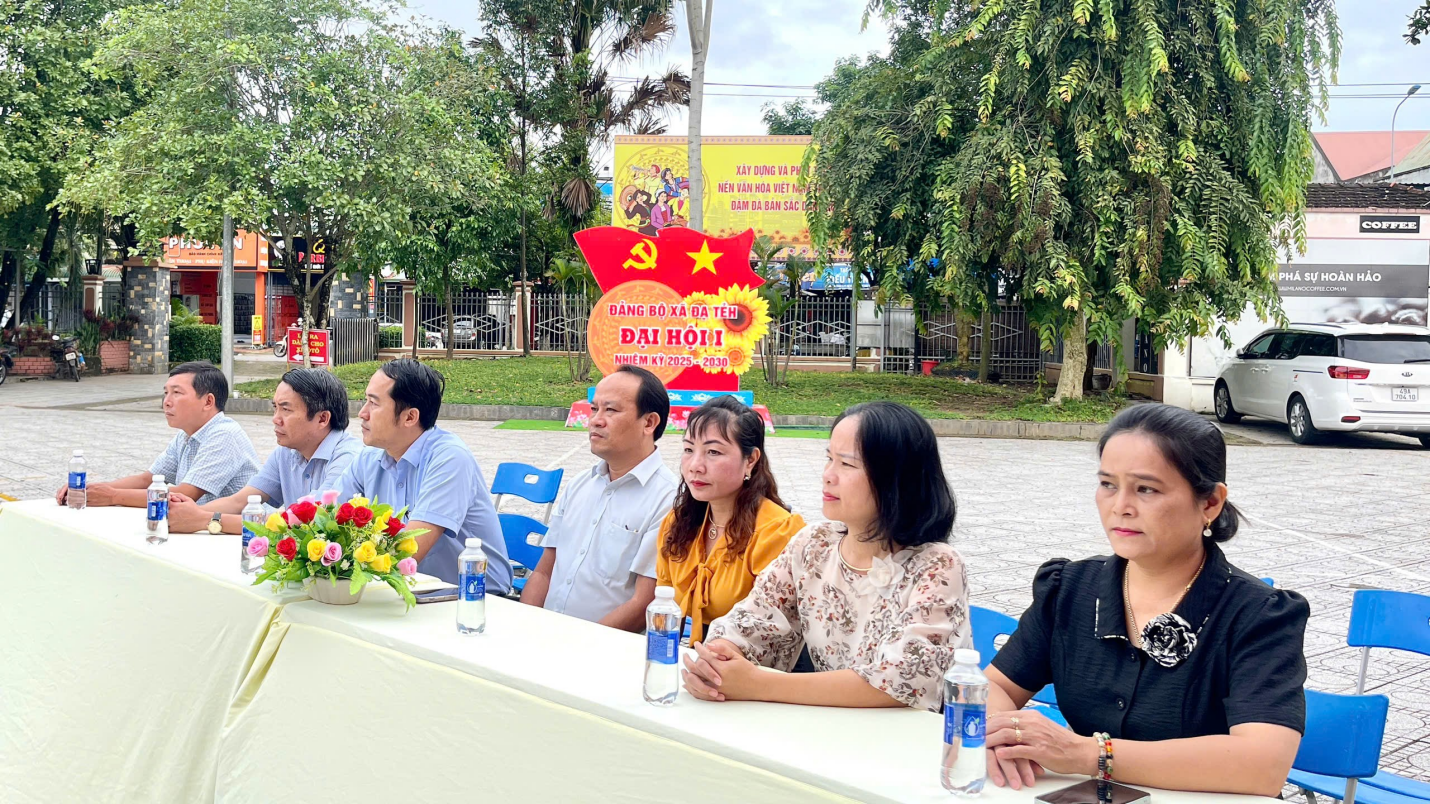 Các đại biểu tham dự buổi lễ Các đại biểu tham dự buổi lễ