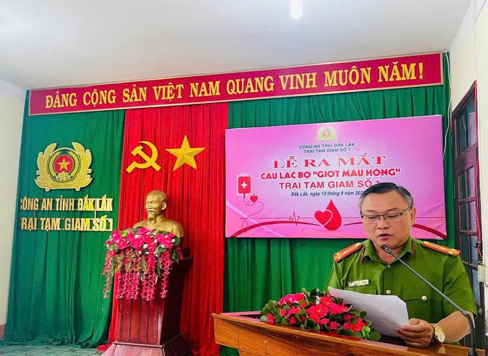 Đồng chí Thượng tá Nguyễn Viết Thương, Phó Giám thị thông qua Quyết định thành lập Câu lạc bộ “Giọt máu hồng” Đồng chí Thượng tá Nguyễn Viết Thương, Phó Giám thị thông qua Quyết định thành lập Câu lạc bộ “Giọt máu hồng”