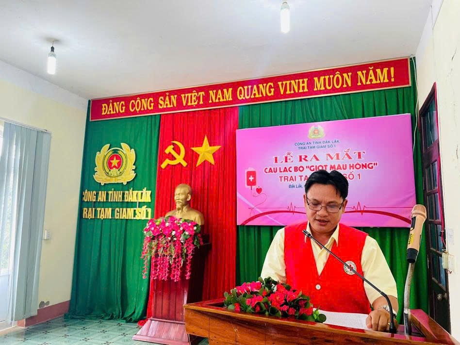 Đồng chí Nguyễn Hữu Sửu – Phó chủ tịch Hội Chữ thập đỏ tỉnh Đắk Lắk phát biểu tại buổi lễ Đồng chí Nguyễn Hữu Sửu – Phó chủ tịch Hội Chữ thập đỏ tỉnh Đắk Lắk phát biểu tại buổi lễ