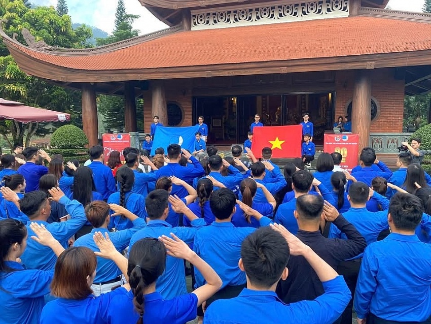 Lễ chào cờ “Tôi yêu Tổ quốc tôi” trên mọi miền toàn quốc