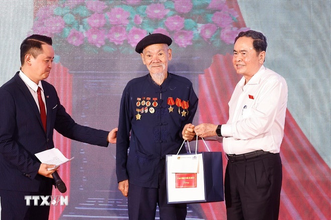 Chủ tịch Quốc hội Trần Thanh Mẫn trao quà cho cụ Hoàng Ngọc, nhân chứng sống cuối cùng tham gia đội nhi đồng Cứu quốc, chào mừng Quốc dân đại hội. (Ảnh: TTXVN) Chủ tịch Quốc hội Trần Thanh Mẫn trao quà cho cụ Hoàng Ngọc, nhân chứng sống cuối cùng tham gia đội nhi đồng Cứu quốc, chào mừng Quốc dân đại hội. (Ảnh: TTXVN)