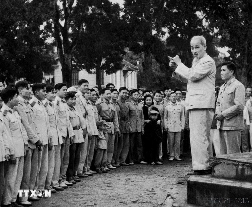 Chủ tịch Hồ Chí Minh thăm đơn vị Công an nhân dân vũ trang bảo vệ Thủ đô Hà Nội, ngày 14/2/1961. (Ảnh: TTXVN) Chủ tịch Hồ Chí Minh thăm đơn vị Công an nhân dân vũ trang bảo vệ Thủ đô Hà Nội, ngày 14/2/1961. (Ảnh: TTXVN)