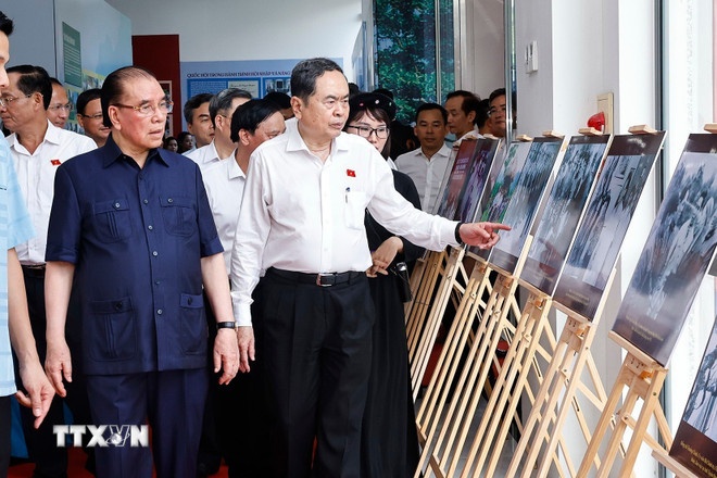 Chủ tịch Quốc hội Trần Thanh Mẫn và nguyên Tổng Bí thư Nông Đức Mạnh xem trưng bày ảnh về hoạt động Quốc hội tại chương trình. (Ảnh: TTXVN) Chủ tịch Quốc hội Trần Thanh Mẫn và nguyên Tổng Bí thư Nông Đức Mạnh xem trưng bày ảnh về hoạt động Quốc hội tại chương trình. (Ảnh: TTXVN)