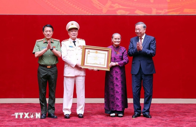Tổng Bí thư Tô Lâm trao danh hiệu Anh hùng Lực lượng Vũ trang Nhân dân cho đại diện gia đình cố Bộ trưởng Bộ Công an Lê Minh Hương. (Ảnh: TTXVN) Tổng Bí thư Tô Lâm trao danh hiệu Anh hùng Lực lượng Vũ trang Nhân dân cho đại diện gia đình cố Bộ trưởng Bộ Công an Lê Minh Hương. (Ảnh: TTXVN)