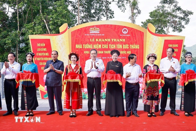 Chủ tịch Quốc hội Trần Thanh Mẫn và nguyên Tổng Bí bí thư Nông Đức Mạnh cùng đại biểu cắt băng khánh thành Nhà tưởng niệm Chủ tịch Tôn Đức Thắng. (Ảnh: TTXVN) Chủ tịch Quốc hội Trần Thanh Mẫn và nguyên Tổng Bí bí thư Nông Đức Mạnh cùng đại biểu cắt băng khánh thành Nhà tưởng niệm Chủ tịch Tôn Đức Thắng. (Ảnh: TTXVN)