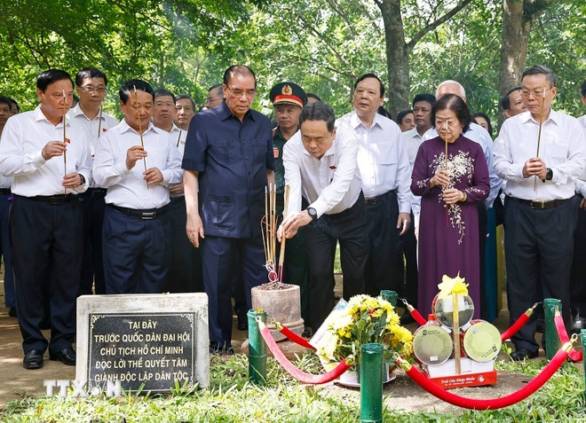 Chủ tịch Quốc hội Trần Thanh Mẫn và nguyên Tổng Bí bí thư Nông Đức Mạnh và đại biểu dâng hương tại Đình Tân Trào. (Ảnh: TTXVN) Chủ tịch Quốc hội Trần Thanh Mẫn và nguyên Tổng Bí bí thư Nông Đức Mạnh và đại biểu dâng hương tại Đình Tân Trào. (Ảnh: TTXVN)
