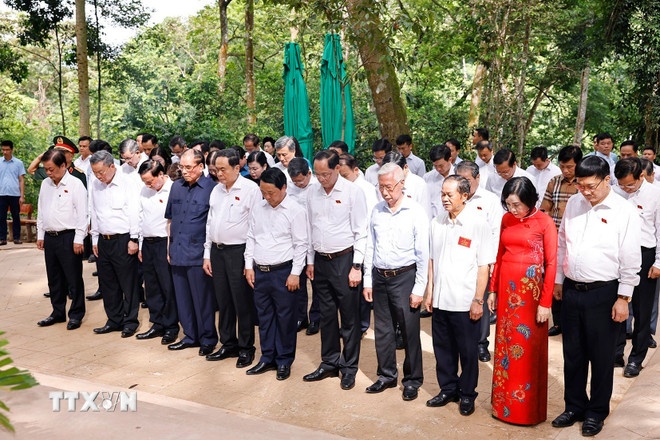 Chủ tịch Quốc hội Trần Thanh Mẫn và nguyên Tổng Bí bí thư Nông Đức Mạnh và đại biểu dâng hương, dâng hoa tưởng nhớ Chủ tịch Hồ Chí Minh tại Lán Nà Nưa. (Ảnh: TTXVN) Chủ tịch Quốc hội Trần Thanh Mẫn và nguyên Tổng Bí bí thư Nông Đức Mạnh và đại biểu dâng hương, dâng hoa tưởng nhớ Chủ tịch Hồ Chí Minh tại Lán Nà Nưa. (Ảnh: TTXVN)