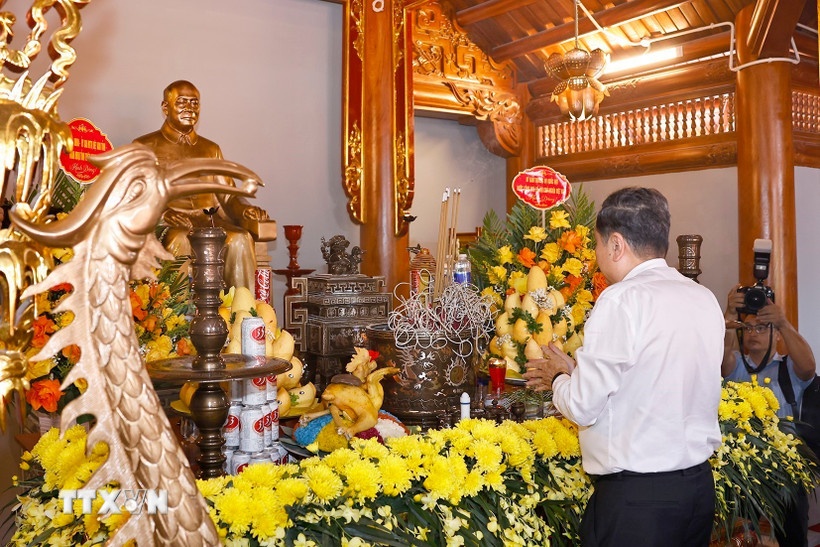 Chủ tịch Quốc hội tri ân các bậc tiền bối cách mạng tại Tuyên Quang