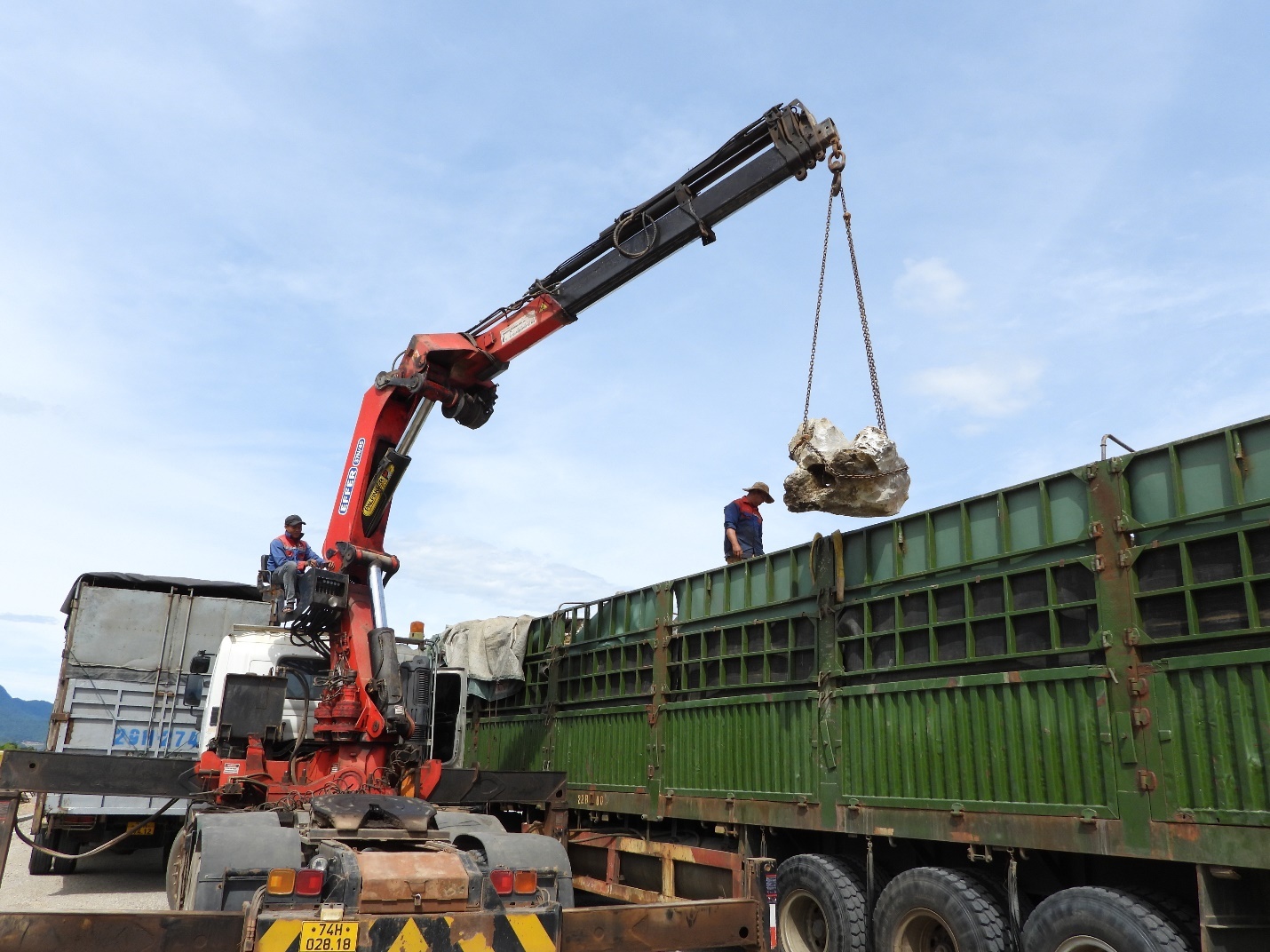 Lực lượng chức năng huy động xe cẩu để hạ tải xe vi phạm. Ảnh: Hoàng Anh Lực lượng chức năng huy động xe cẩu để hạ tải xe vi phạm. Ảnh: Hoàng Anh