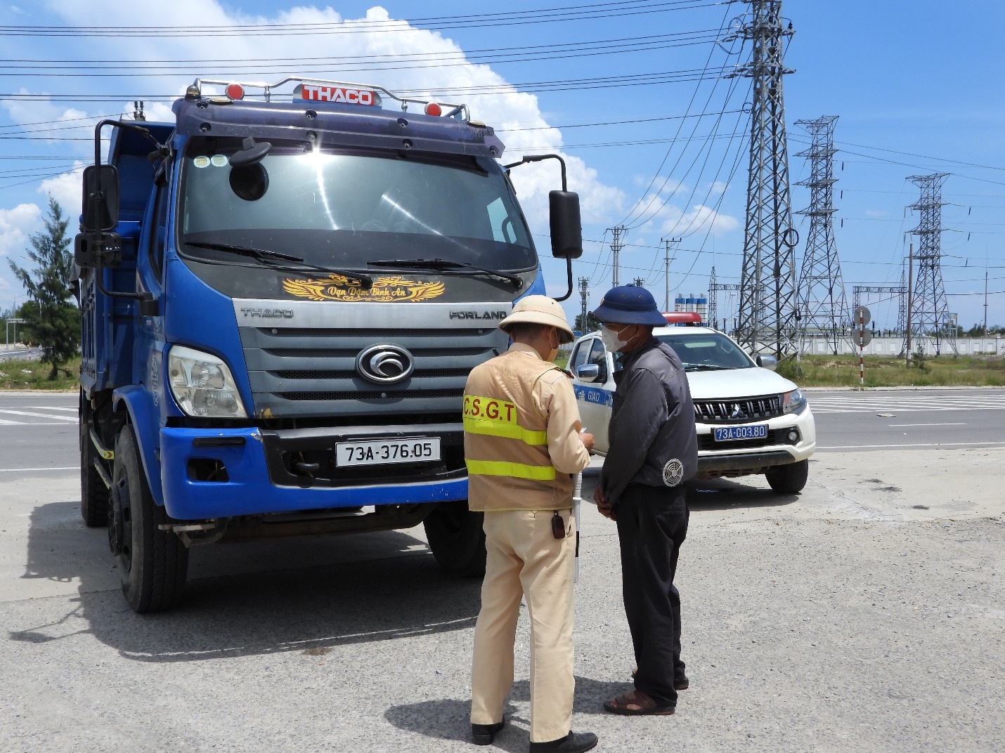 Lực lượng CSGT công an tỉnh Quảng Trị đang kiểm tra giấy tờ của người điều khiển phương tiện vi phạm. Ảnh: Hoàng Anh Lực lượng CSGT công an tỉnh Quảng Trị đang kiểm tra giấy tờ của người điều khiển phương tiện vi phạm. Ảnh: Hoàng Anh