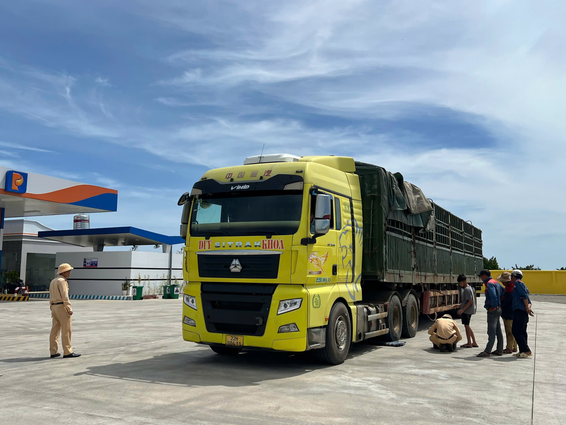 Phòng CSGT Công an tỉnh Quảng Trị kiểm tra tải trọng xe sau khi hạ tải trước khi phương tiện lưu thông. Ảnh: Hoàng Anh Phòng CSGT Công an tỉnh Quảng Trị kiểm tra tải trọng xe sau khi hạ tải trước khi phương tiện lưu thông. Ảnh: Hoàng Anh