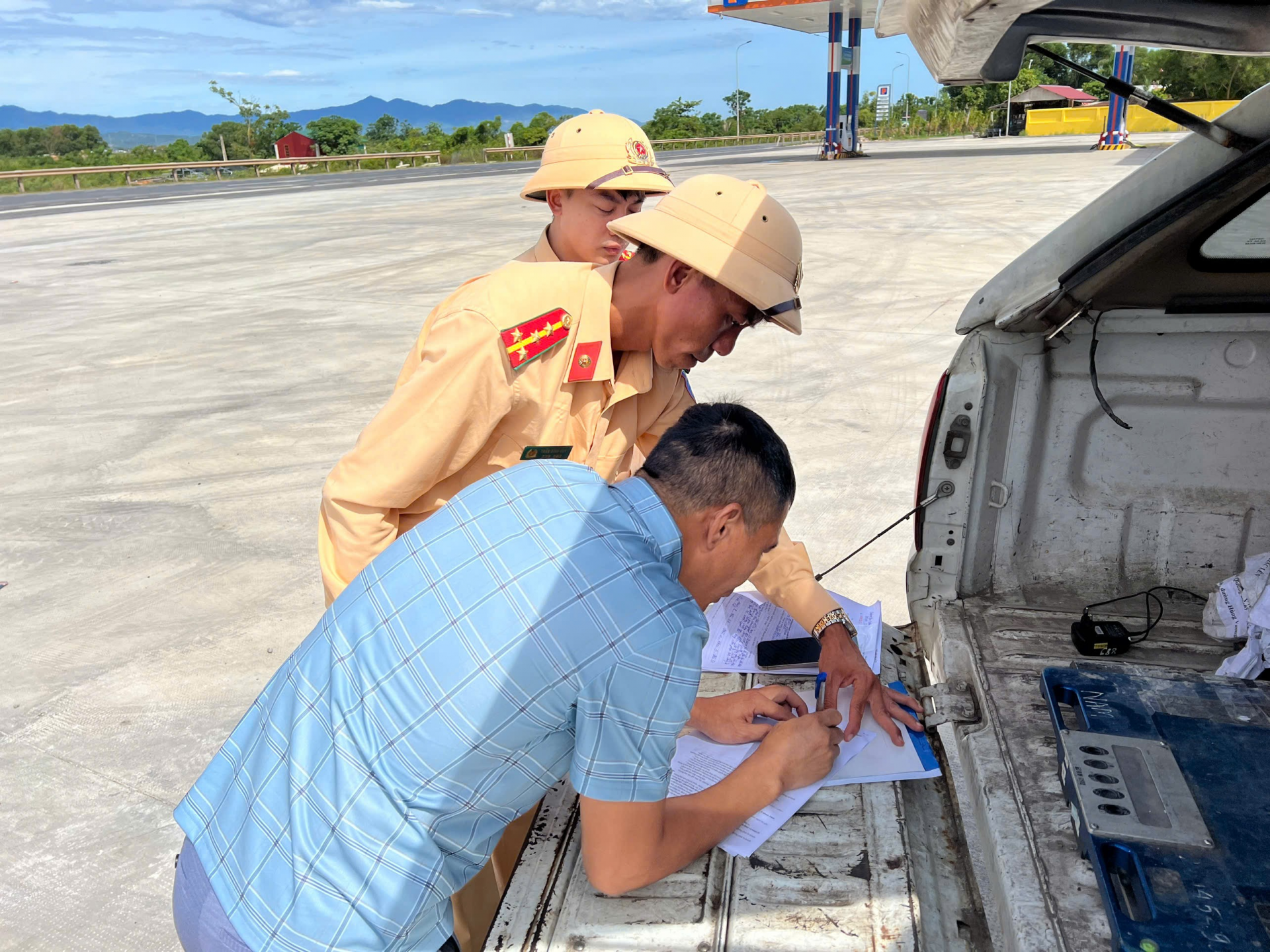 Phòng CSGT công an tỉnh Quảng Trị ra quân tháng cao điểm xử phạt vi phạm giao thông đường bộ