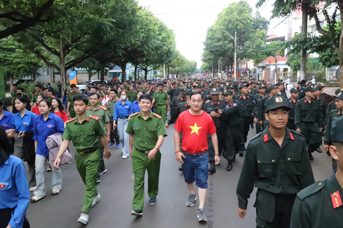 Lộ trình đi bộ bắt đầu từ Quảng trường 10/3, qua các tuyến đường Trường Chinh – Trần Nhật Duật – Lê Thánh Tông – Lý Nam Đế, rồi trở lại Quảng trường 10/3. Lộ trình đi bộ bắt đầu từ Quảng trường 10/3, qua các tuyến đường Trường Chinh – Trần Nhật Duật – Lê Thánh Tông – Lý Nam Đế, rồi trở lại Quảng trường 10/3.