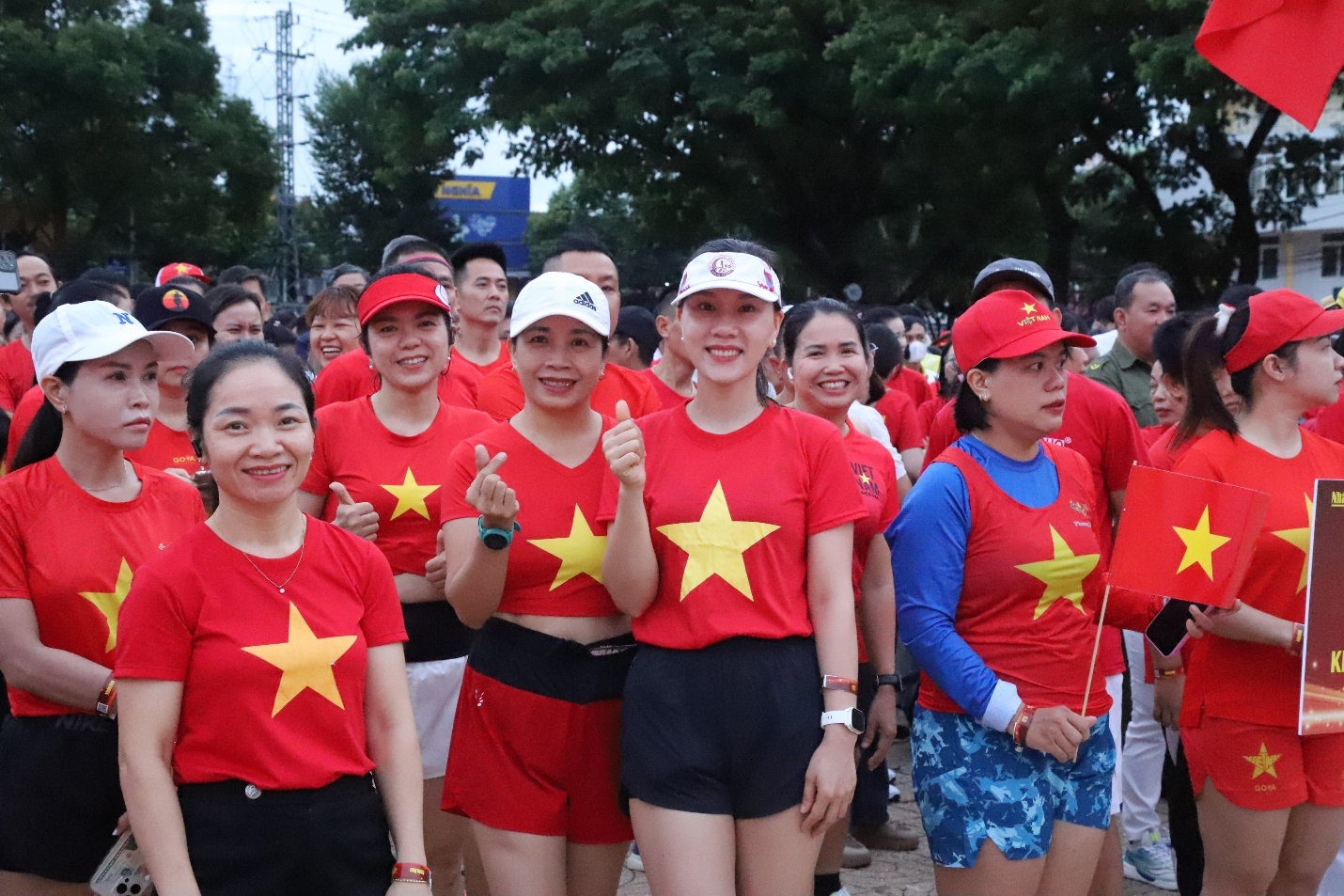 Đông đảo cán bộ, công chức, viên chức, học sinh và nhân dân Đắk Lắk tham gia lễ phát động chương trình đi bộ toàn quốc. Đông đảo cán bộ, công chức, viên chức, học sinh và nhân dân Đắk Lắk tham gia lễ phát động chương trình đi bộ toàn quốc.