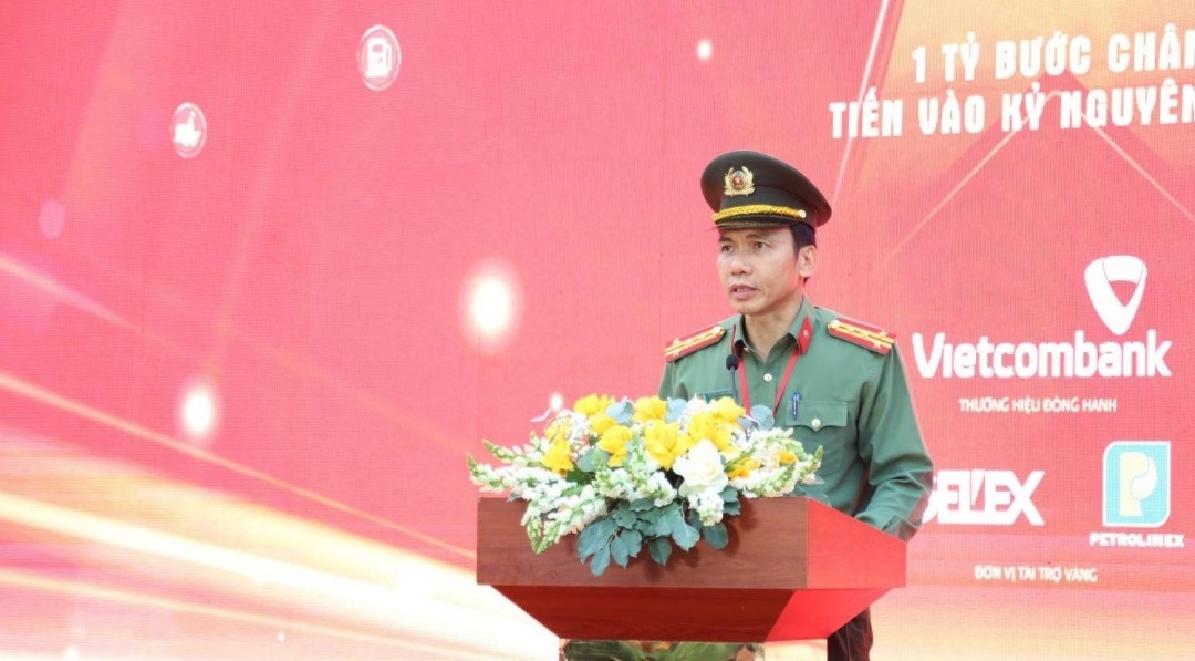 Đại tá Trần Quang Hiếu, Phó Giám đốc Công an tỉnh Đắk Lắk, phát biểu phát động chương trình đi bộ ‘Cùng Việt Nam tiến bước – 1 tỷ bước chân tiến vào kỷ nguyên mới’. Đại tá Trần Quang Hiếu, Phó Giám đốc Công an tỉnh Đắk Lắk, phát biểu phát động chương trình đi bộ ‘Cùng Việt Nam tiến bước – 1 tỷ bước chân tiến vào kỷ nguyên mới’.