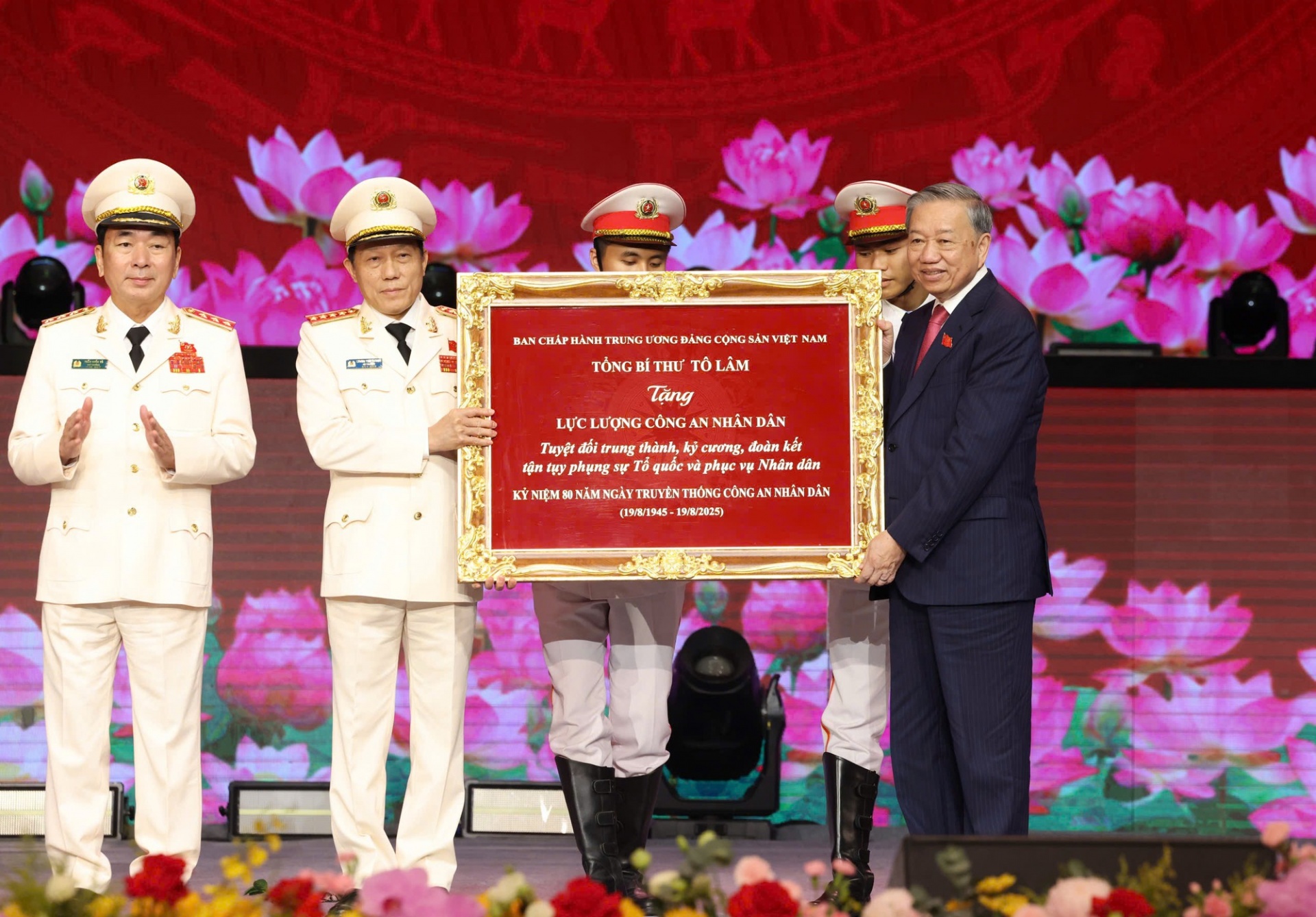 Tổng Bí thư Tô Lâm trao tặng bức trướng cho lực lượng CAND -Ảnh: VGP Tổng Bí thư Tô Lâm trao tặng bức trướng cho lực lượng CAND -Ảnh: VGP