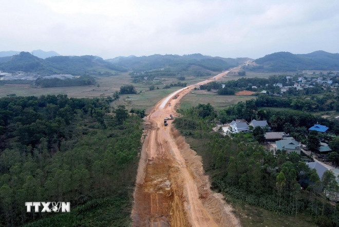 Tuyến đường cao tốc Tuyên Quang - Phú Thọ kết nối với cao tốc Nội Bài - Lào Cai đoạn qua địa phận huyện Yên Sơn (Tuyên Quang). (Ảnh: TTXVN) Tuyến đường cao tốc Tuyên Quang - Phú Thọ kết nối với cao tốc Nội Bài - Lào Cai đoạn qua địa phận huyện Yên Sơn (Tuyên Quang). (Ảnh: TTXVN)