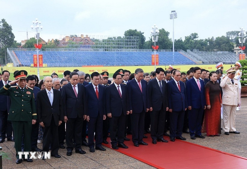 Đoàn đại biểu lãnh đạo, nguyên lãnh đạo Đảng, Nhà nước cùng các bộ ngành Trung ương, đến đặt vòng hoa và vào Lăng viếng Chủ tịch Hồ Chí Minh. (Ảnh: TTXVN) Đoàn đại biểu lãnh đạo, nguyên lãnh đạo Đảng, Nhà nước cùng các bộ ngành Trung ương, đến đặt vòng hoa và vào Lăng viếng Chủ tịch Hồ Chí Minh. (Ảnh: TTXVN)